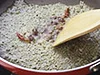 アンチョビーをつぶして油に風味を移す
