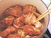うまみが逃げないように肉の表面をこんがり焼く
