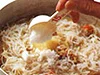 材料が煮えたら調味料を入れる