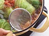 スープが濁らないようにアクを取る