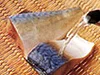 さばをざるに並べて熱湯をかけ、臭みを抜く