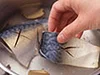 酒としょうがの皮を加えて風味をつけ、臭みを取る
