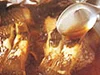 ときどきスプーンで煮汁をかけて、魚に味を含ませる