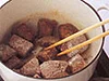 肉の表面を焼きつけてうまみを閉じ込める