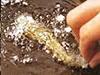 手前に倒すように揚げ油に入れる