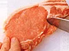 肉は筋切りしてそり返るのを防ぐ