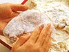 ころもがはがれないように粉をしっかりつける