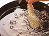手前から倒すように静かに油の中に入れる