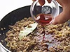 ワインを加えて香りと風味をつける