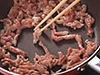 肉は菜箸でほぐしながら弱火で炒める