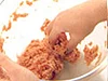 ひき肉がボウルの側面にくっつくまで混ぜる