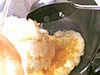 卵が半熟のうちにご飯を入れる