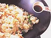 鍋肌からしょうゆを回し入れて香りをつける