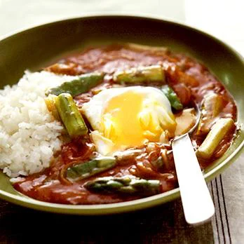 春野菜とポーチドエッグのカレー