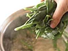 茎から入れてさっとゆで、土臭さを取り除く