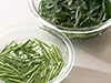 葉と茎をひたすことで、よりシャキッとした食感に