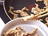 豚肉はごま油で炒めて風味よく。かたくならないように、いったん取り出し、野菜に火が通ってから戻し入れる。