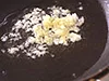 弱火でじっくり炒め、香りを引き出す