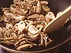 サッと炒めることで、うまみが閉じ込められる