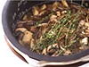 いっしょに炊き、香りを全体に行き渡らせる
