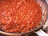 煮詰めて、トマトのうまみを凝縮させる