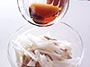 包丁で切らずに手でさくと、味がからみやすい