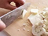 カリフラワーは軸の部分まで使いきる。外側のかたい皮をぐるりとむいてから、薄切りにして使うとよい。