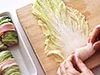 ベーコンを巻きつけてうまみをプラス