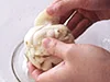 水をはったボウルの中で、一枚一枚ほぐす