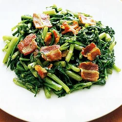 春菊とベーコンの炒めもの