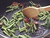 かたい茎の部分からベーコンの脂でよく炒める