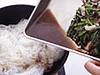 炒めた汁でビーフンを炒め、味をよくからませる