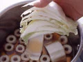 火が通りにくい軸の部分を先に鍋へ