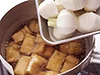 味のしみにくい油揚げは先に煮はじめる