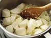 かぶは大きめに切って炒める