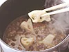 素揚げにしてから煮汁に加え、コクのある味わい
