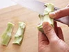 茎は、皮がかたいので厚めにむいて使う