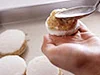 スプーンの背でのばして平らにする