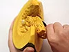 スプーンでわたと種をすくって除く