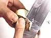上下を薄く切り落とし、下か上に向かって皮をむく