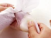 ペーパータオルを使うと、滑らずに簡単にむける