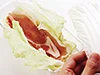 白菜の葉を型の底に敷き込み、豚肉、軸の順に重ねる。軸を容器の内側にすることでレンジ加熱したときの加熱むらが防げる。