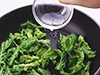 菜の花は下ゆでしないで、生のまま炒めてOK。水を少し加えて蒸し焼きにすると、やわらかく仕上がる。