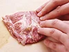 揚げたときに、みそとねぎがはみ出ないように、豚肉のまわりを指先で押さえつける。