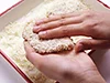 豚肉にパン粉をまぶしたあと、余分なパン粉をはたくことで、薄くまんべんなくつき、軽い食感に仕上がる。