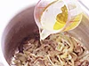 ビールを加えると、やわらかい食感に仕上がる