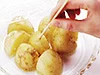 火が通りにくいじゃがいもは、やっと竹串が通るくらいのかたさに、レンジで加熱してから焼きつける。