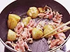 じゃがいもの表面をこんがり色よく焼きつけ、八分通り火が通ったところで肉を加えて炒める。