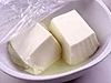 しっかり水きりをしたい豆腐は、レンジ加熱や、熱湯でゆでると手早くできる。豆腐が温まって一石二鳥。