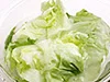 レタスは生食しないときも、いったん水に放してシャキッとさせてから調理すると、みずみずしく仕上がる。